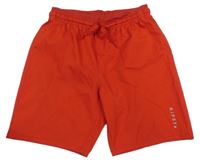 Červené sportovní kraťasy s logem Decathlon