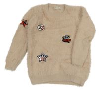 Světlepudrový chlpatý sveter s nášivkami