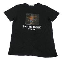 Čierne tričko so skateboardistou a nápismi H&M