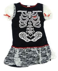 Kockovaným - Čierno-biele šaty s čipkou a kostrou