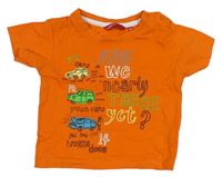Oranžové tričko s nápismi a autami