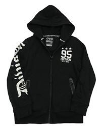 Černá propínací mikina s bílými nápisy a kapucí C&A