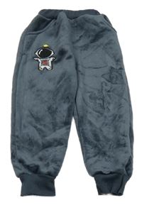 Tmavošedé plyšové tepláky s kosmonautem 