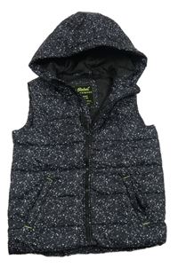 Černo-bílá vzorovaná šusťáková prošívaná zateplená vesta s kapucí Rebel