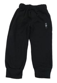 Černé tepláky s nášivkou 