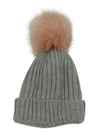 Sivá pletená čapica s brmbolcom