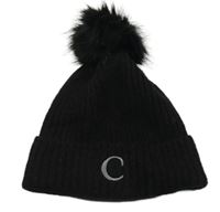 Černá čepice s výšivkou a bambulí 