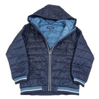 Tmavomodrá šusťáková zateplená prošívaná bunda s kapucí