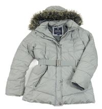 Šedá šusťáková zimní bunda s páskem a kapucí s kožešinou 