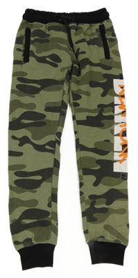 Khaki-černé army tepláky s nápisem Chapter young