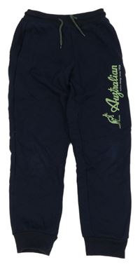 Tmavomodré tepláky s nápisem 