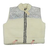Nové - smetanovo-strieborná huňato/šusťáková podšitá crop vesta s logy a pruhmi RIVER ISLAND