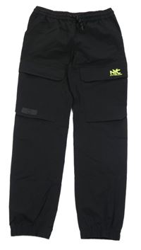 Černé cuff šusťákové kalhoty s písmenky a nášivkou Chapter Young