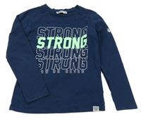 Tmavomodré triko s nápisy 