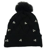 Černá čepice s kamínky a bambulí