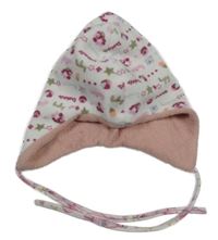 Bielo-farebná zamatová čapica s nápismi a krokodílmi 