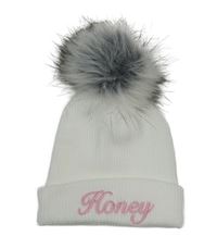Bílá žebrovaná pletená čepice s nápisem a bambulí 