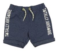 Tmavomodré teplákové kraťasy s nápisom