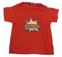 Červené tričko s nápisem 