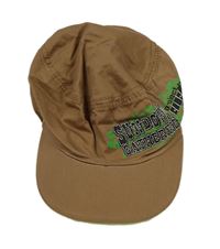 Hnedá šiltovka s nápismi