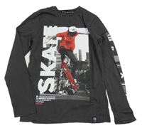 Tmavosivé tričko so skateboardistou C&A