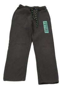 Tmavomošedé tepláky s nápisem 