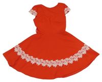 Červené šaty s bielymi čipkovymi kvety