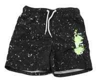 Černo-bílé plážové kraťasy s fleky a nápisem Chapter young