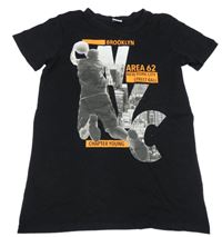 Čierne tričko s chlapcem a nápismi Chapter young