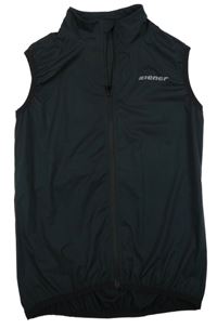 Černá šusťáková lehká funkční vesta s nápisem 