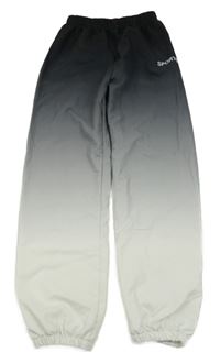 Černo-šedo-bílé ombré šusťákové sportovní kalhoty s nápisem