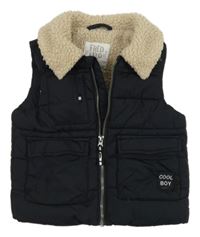 Tmavomodrá prešívaná šušťáková zateplená vesta s nášivkou a huňatým golierikom F&F