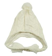 Smotanová pletená čapica s brmbolcom a strapcemi