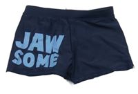 Tmavomodré nohavičkové plavky s nápisem 