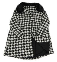 Bielo-čierny vzorovaný pletený podšitý kabát s chlpatým golierom St. Bernard
