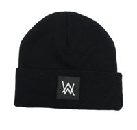 Černá pletená čepice s nášivkou 