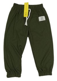 Nové - Khaki tepláky s nášivkou