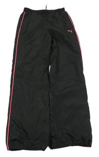 Černé šusťákové sportovní kalhoty s logem a pruhem PUMA