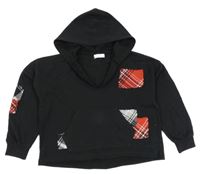 Čierna crop mikina s patchwork nášivkami a vreckom a kapucňou Jolie&Joy