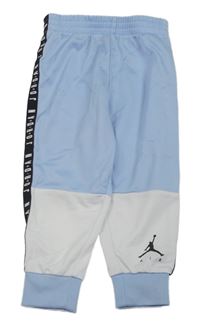 Světlemodro-bílé sportovní tepláky s logem Air Jordan