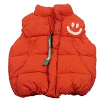 Červená šušťáková zateplená vesta s nápisom