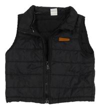 Čierna šušťáková lehce zateplená vesta s nášivkou