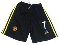 Černo-žluté sportovní fotbalové kraťasy Manchester United a číslem Adidas