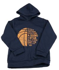 Tmavomodrá mikina s loptou a nápismi a kapucňou