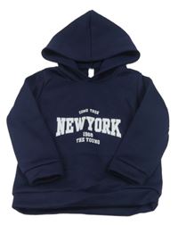 Tmavomodrá tepláková mikina s nápismi a kapucňou