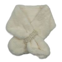 Smotanová kožušinová šál s perlami