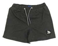 Tmavošedé plážové kraťasy s nášivkou 