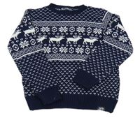 Tmavomodro-biely sveter so sobmi a norským vzorom