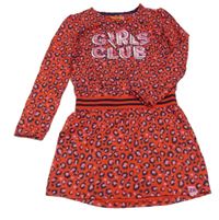 Červené vzorované bavlněné šaty s nápisem 