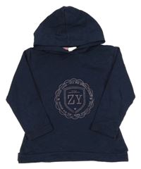 Tmavomodrá mikina s potlačou a kapucňou